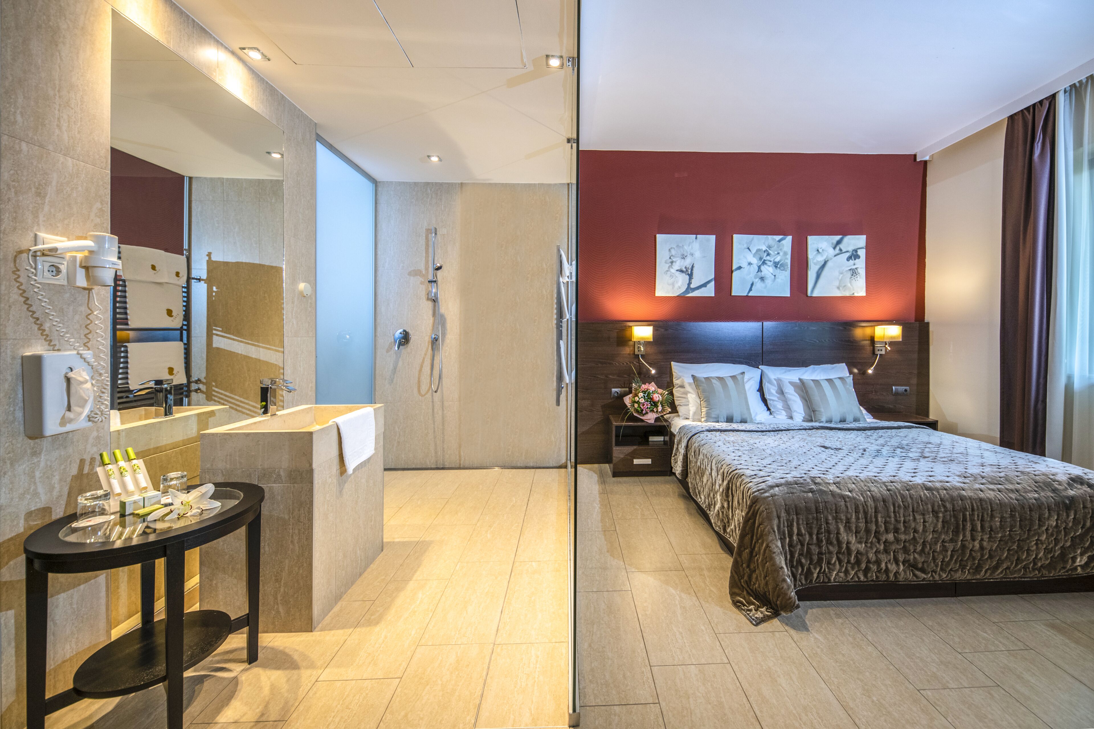 romantic suite, 1 queen bed | 1 bedroom, hypo-allergenic bedding, minibar, in-room safe