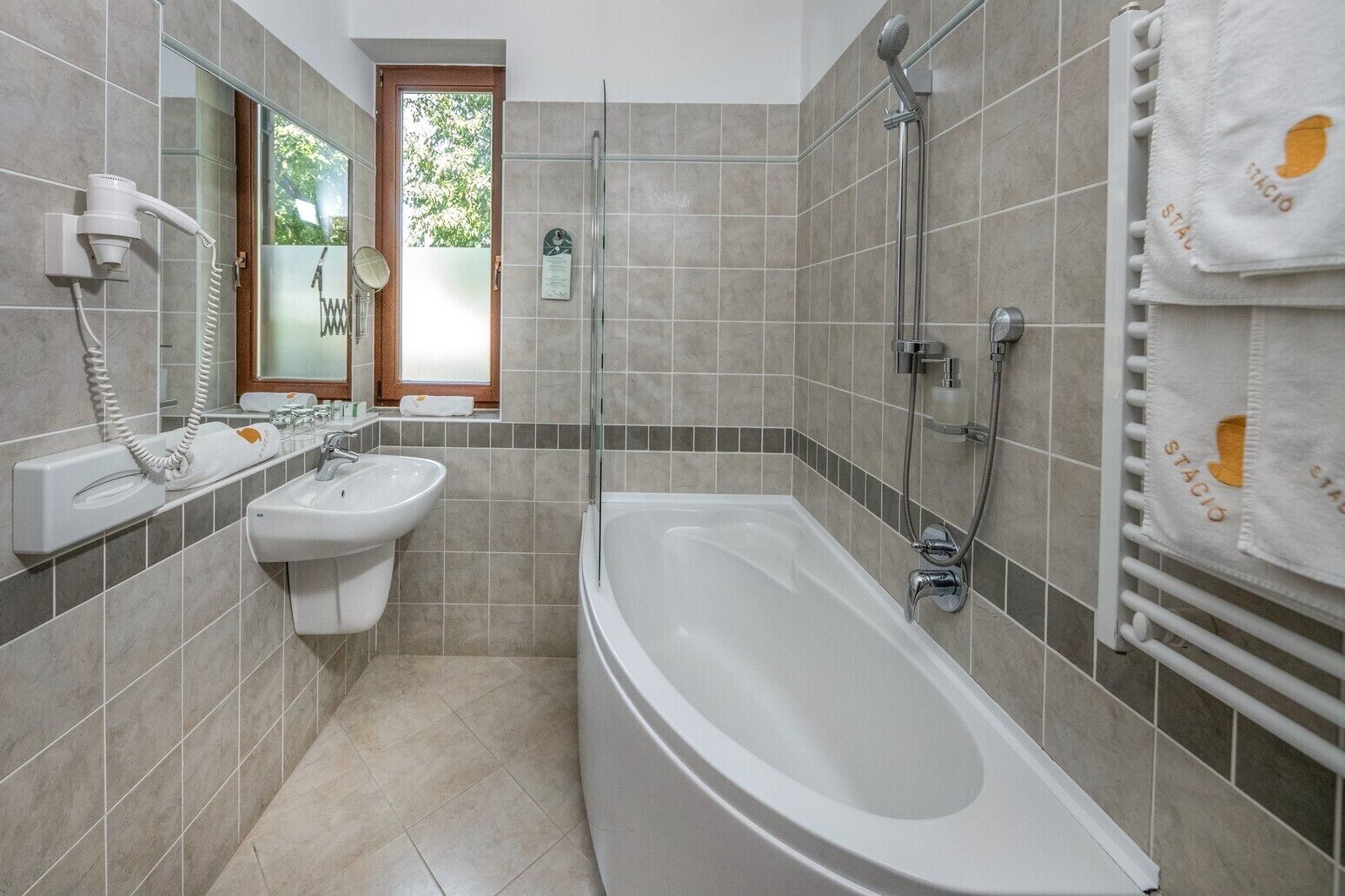 standard room, 2 single beds (potagyazhato) | bathroom | bathtub, hair dryer, towels