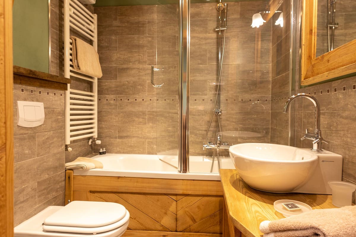 junior suite (spa access) | bathroom | free toiletries, hair dryer, bathrobes, slippers