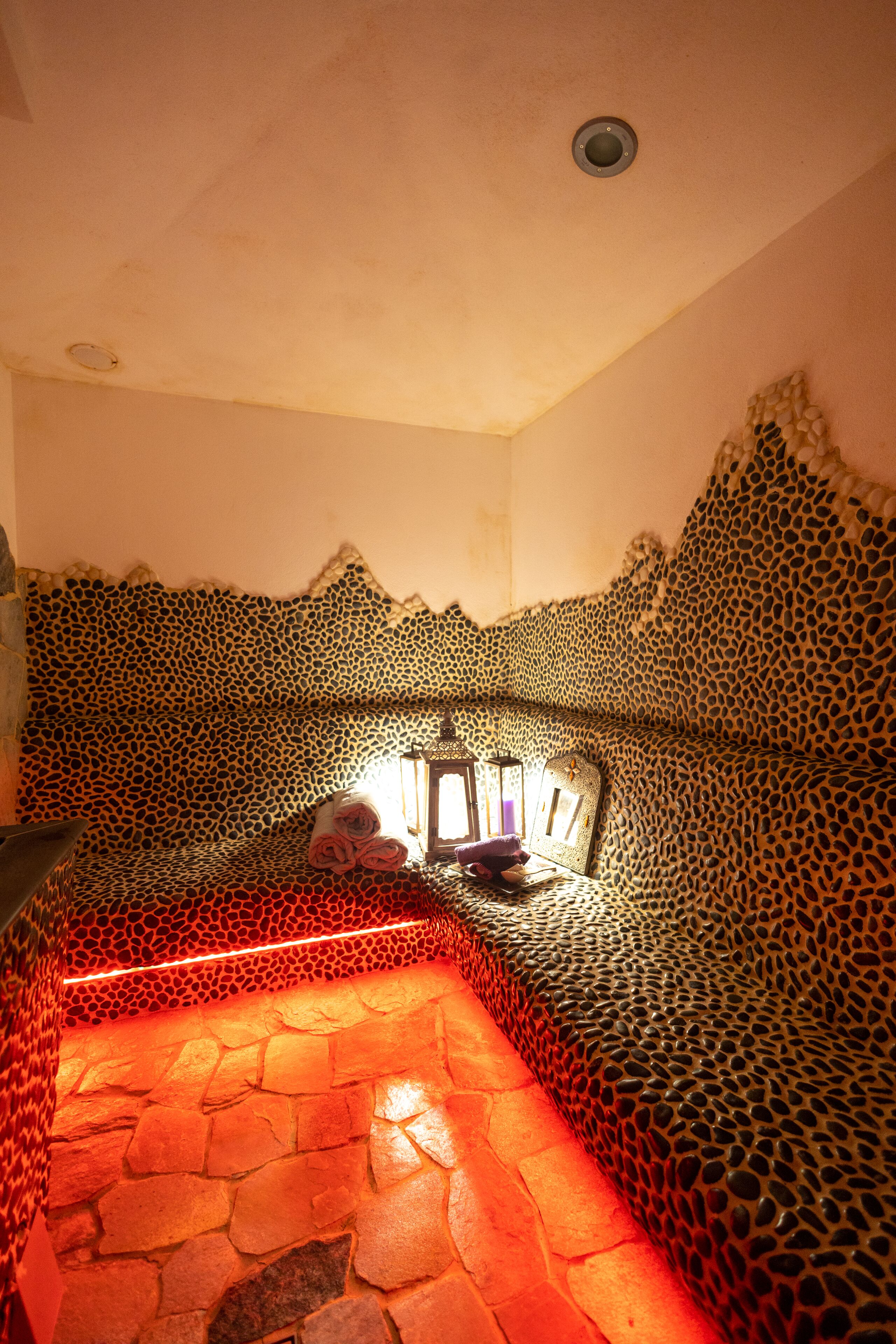 sauna, hot tub, body treatments, deep-tissue massages, sports massages