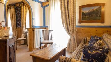 Junior Suite (SPA access) | Minibar, in-room safe, desk, blackout drapes