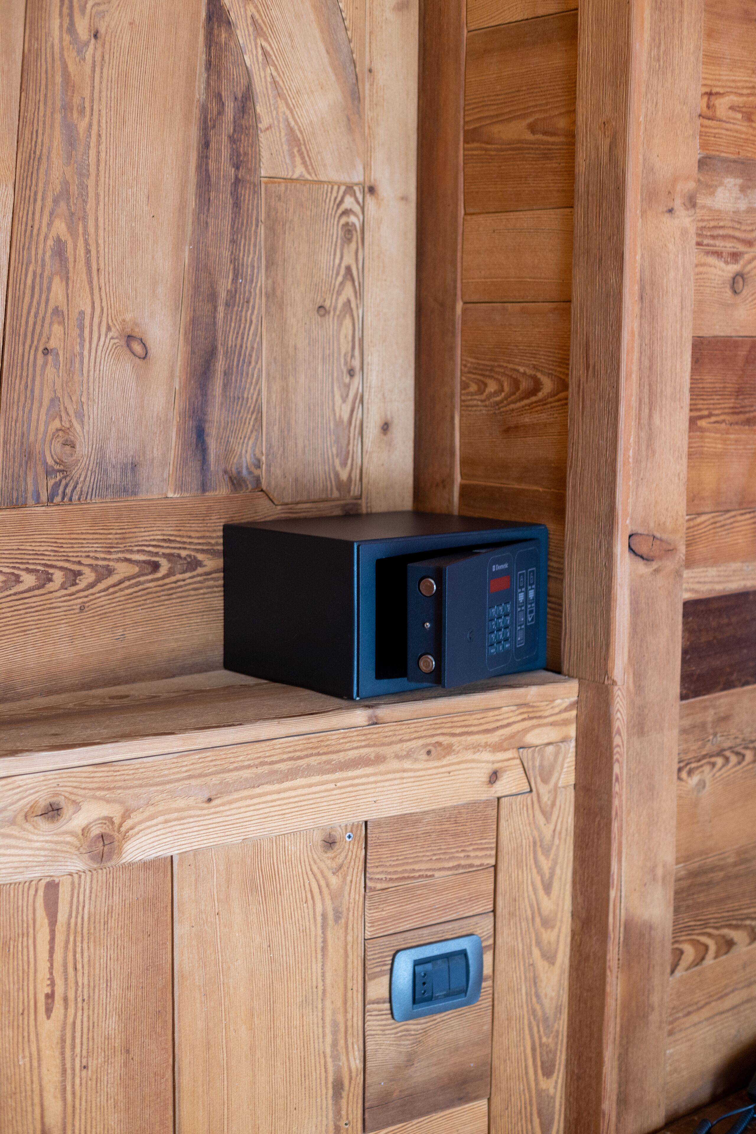 deluxe double room (spa access) | safe