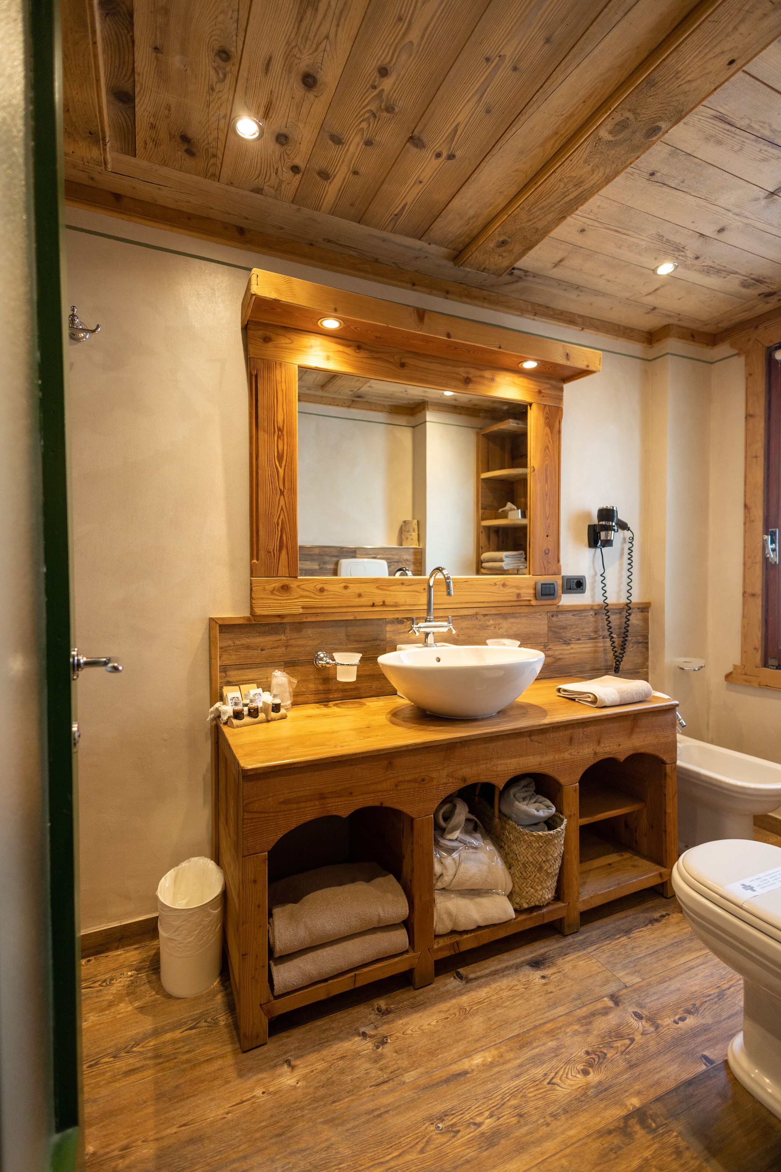 Deluxe Double Room (SPA access) | Bathroom | Free toiletries, hair dryer, bathrobes, slippers