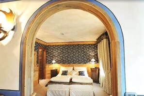 Minibar, coffres-forts dans les chambres, bureau, rideaux occultants