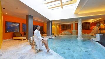 Een sauna, een bubbelbad, lichaamsbehandelingen