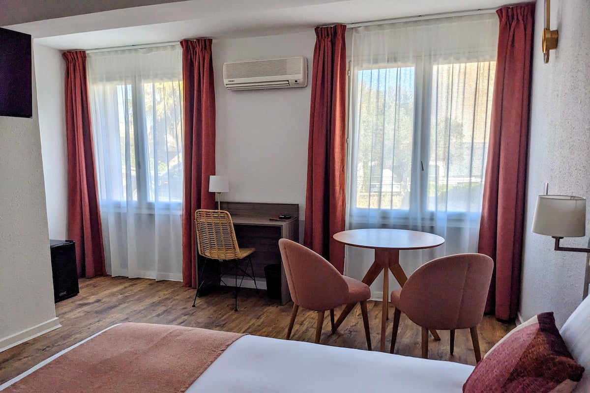 Superior tweepersoonskamer | Luxe beddengoed, een bureau, verduisterende gordijnen, gratis wifi
