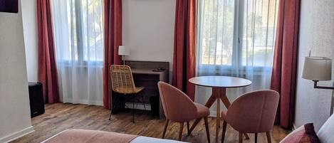 Phòng đôi Superior | Bộ đồ giường cao cấp, bàn, màn/rèm cản sáng