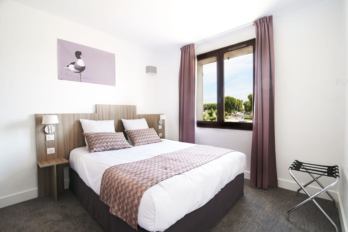 Klassieke tweepersoonskamer, 1 queensize bed, uitzicht op kanaal | Luxe beddengoed, een bureau, verduisterende gordijnen, gratis wifi