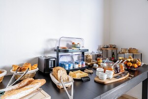 每日供应自助式早餐（每人 EUR 13.5）