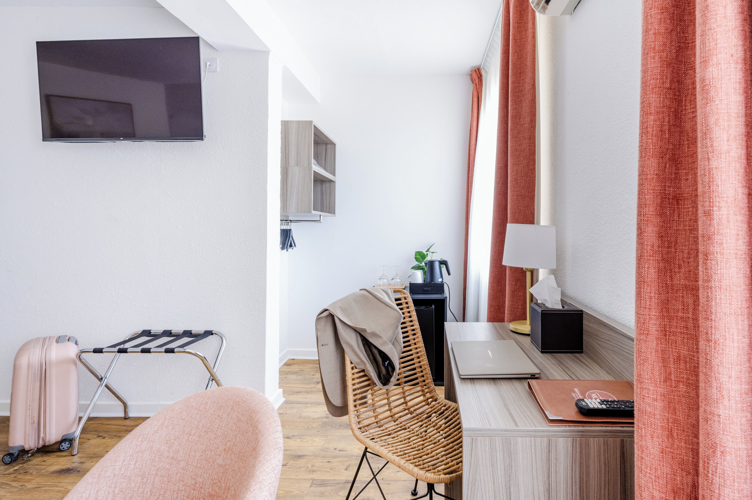 Superior tweepersoonskamer | Luxe beddengoed, een bureau, verduisterende gordijnen, gratis wifi