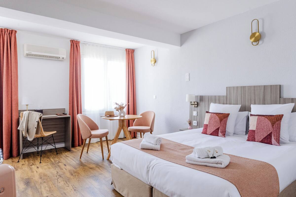 Superior tweepersoonskamer | Luxe beddengoed, een bureau, verduisterende gordijnen, gratis wifi