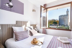 Klassieke tweepersoonskamer, 1 queensize bed, uitzicht op kanaal | Luxe beddengoed, een bureau, verduisterende gordijnen, gratis wifi