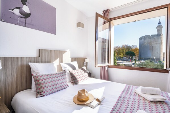 Habitació doble clàssica, 1 llit de matrimoni, vistes al canal | Roba de llit d'alta qualitat, escriptori i cortines opaques 