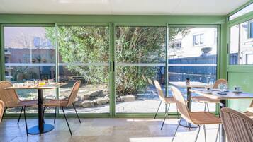 Petit déjeuner buffet (13.5 EUR par personne)