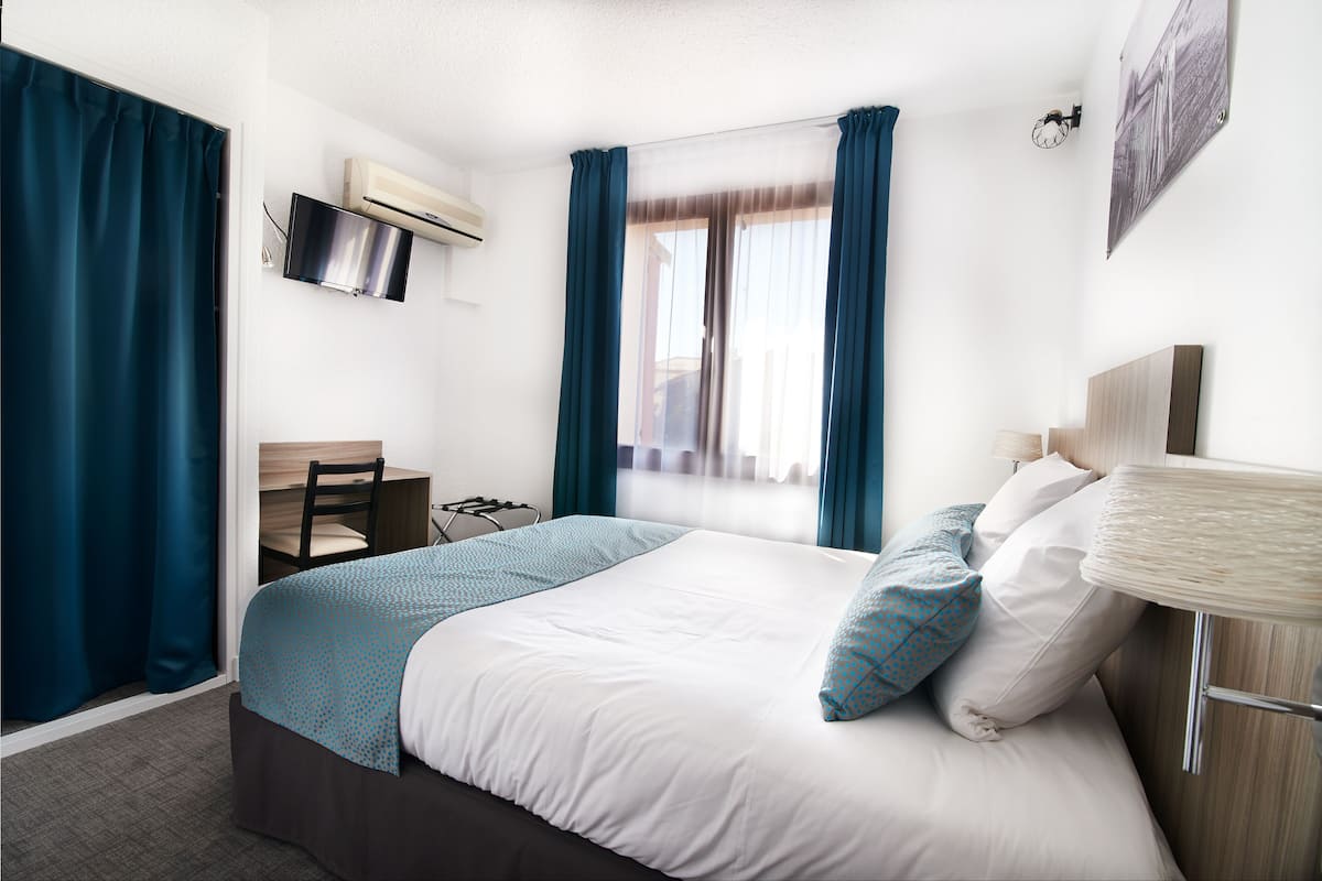 Luxe beddengoed, een bureau, verduisterende gordijnen, gratis wifi