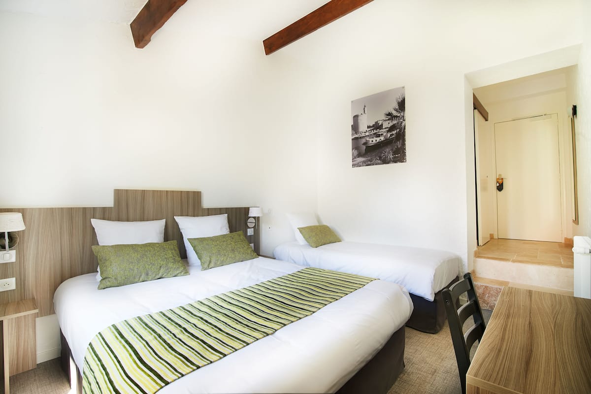 Luxe beddengoed, een bureau, verduisterende gordijnen, gratis wifi
