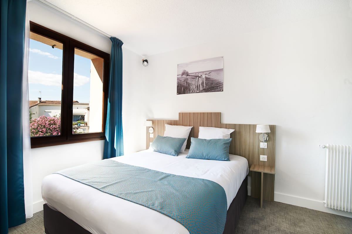 Luxe beddengoed, een bureau, verduisterende gordijnen, gratis wifi
