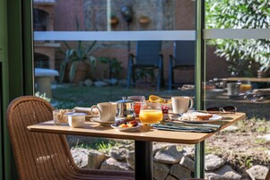 Daily buffet breakfast (EUR 13.5 per person)