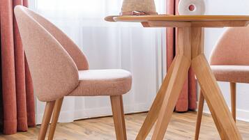 Quarto casal superior | Roupas de cama premium, escrivaninha, cortinas blackout