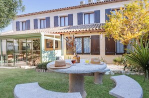 Premium bedding, desk, blackout drapes, free WiFi - Hôtel La Maison des Croisades  (Aigues-Mortes)