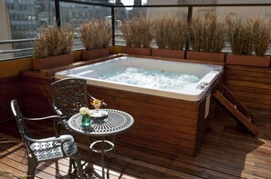 Indoor spa tub