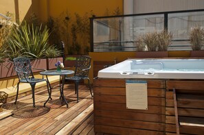 Indoor spa tub