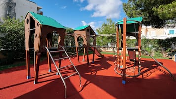 Zona de juegos infantil al aire libre