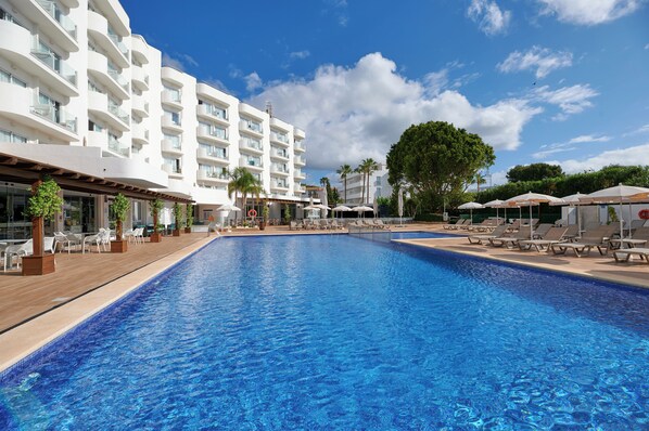 Außenpool, geöffnet von 10:00 Uhr bis 18:00 Uhr, Sonnenschirme