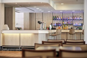 2 bars, lounge dans le hall
