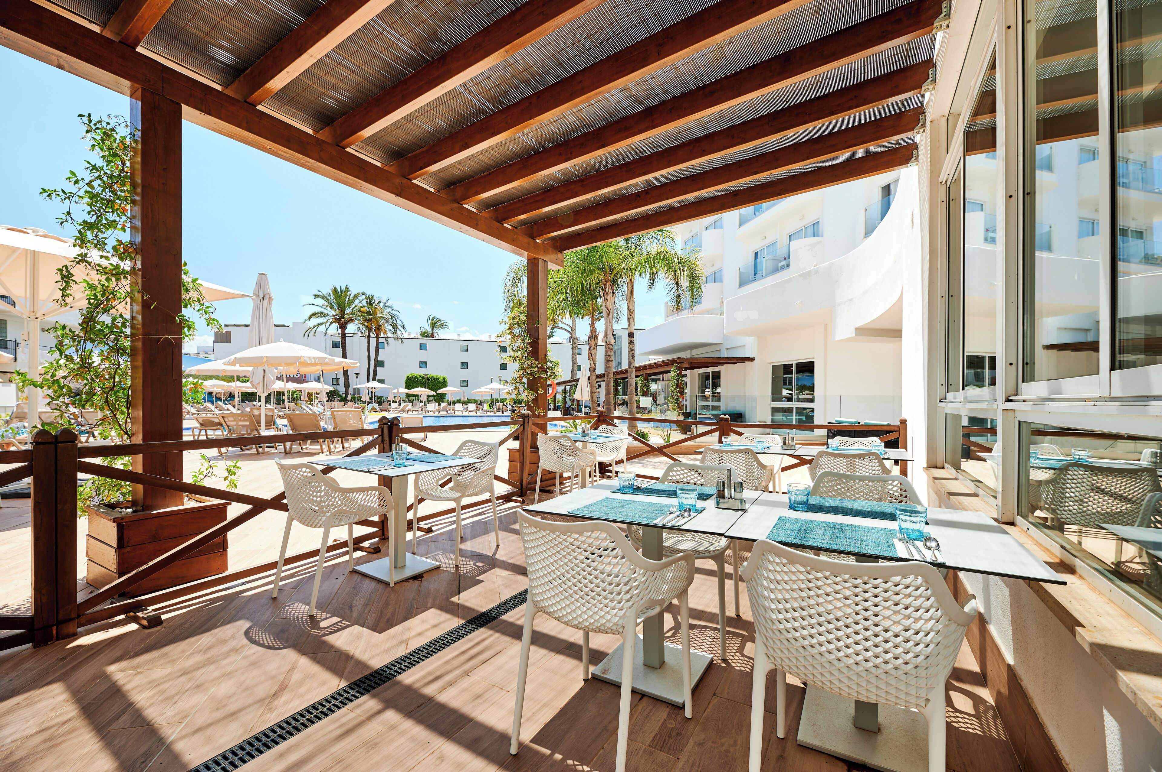 Serveert ontbijt, lunch, diner, internationale gerechten 