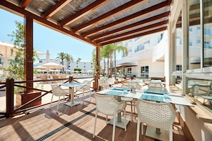 Breakfast, lunch, dinner served; international cuisine