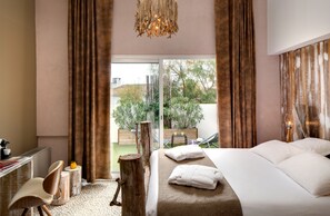 Habitación superior | Ropa de cama de alta calidad y minibar 