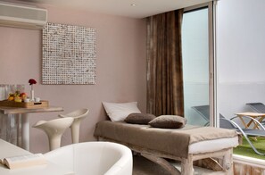 Suite – junior (3 pers ) | Oppholdsområde | Flatskjerm-TV og bøker