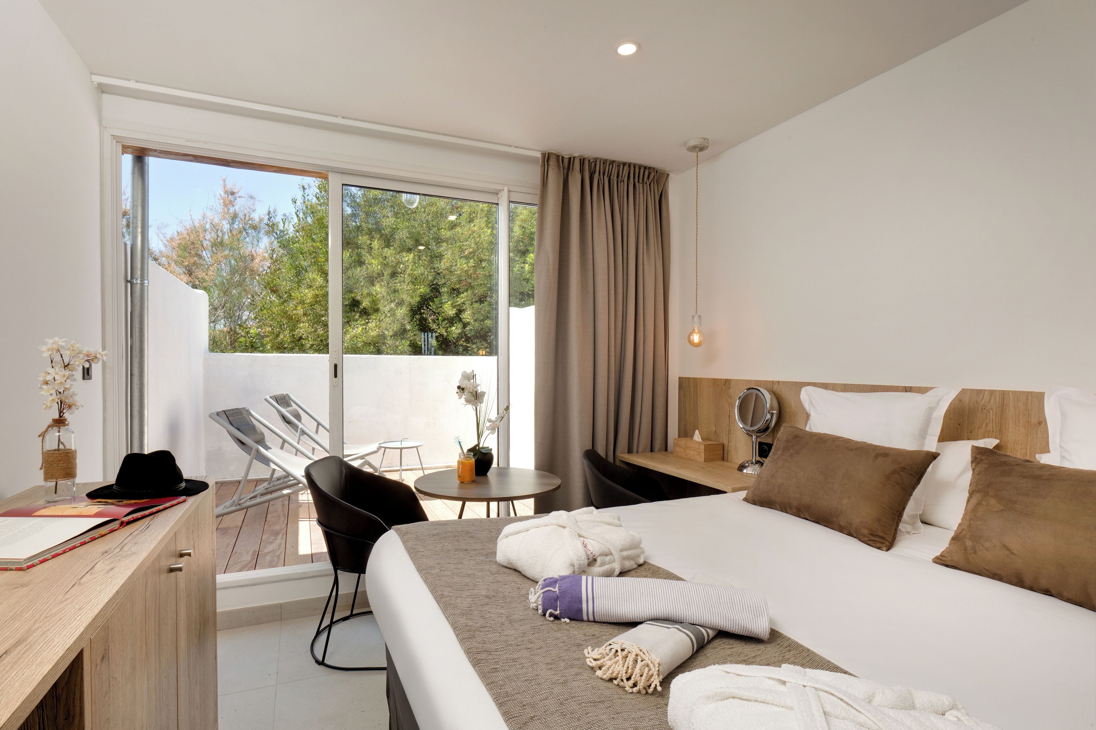 Habitación Deluxe, 1 cama de matrimonio | Ropa de cama de alta calidad, minibar, caja fuerte y escritorio