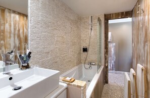 Familiekamer (4 pers ) | Luxe beddengoed, een minibar, een kluis op de kamer, een bureau