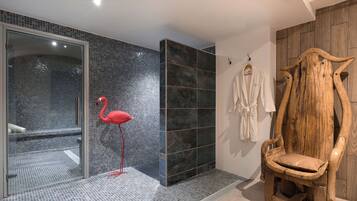 Couples treatment room(s), sauna, hot tub, steam room