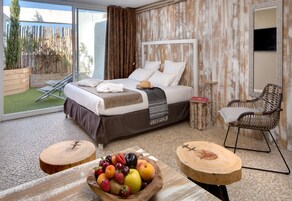 Ropa de cama de alta calidad y minibar 