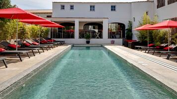 Piscina a l'aire lliure (horari: 09:00-21:00), para-sols i gandules