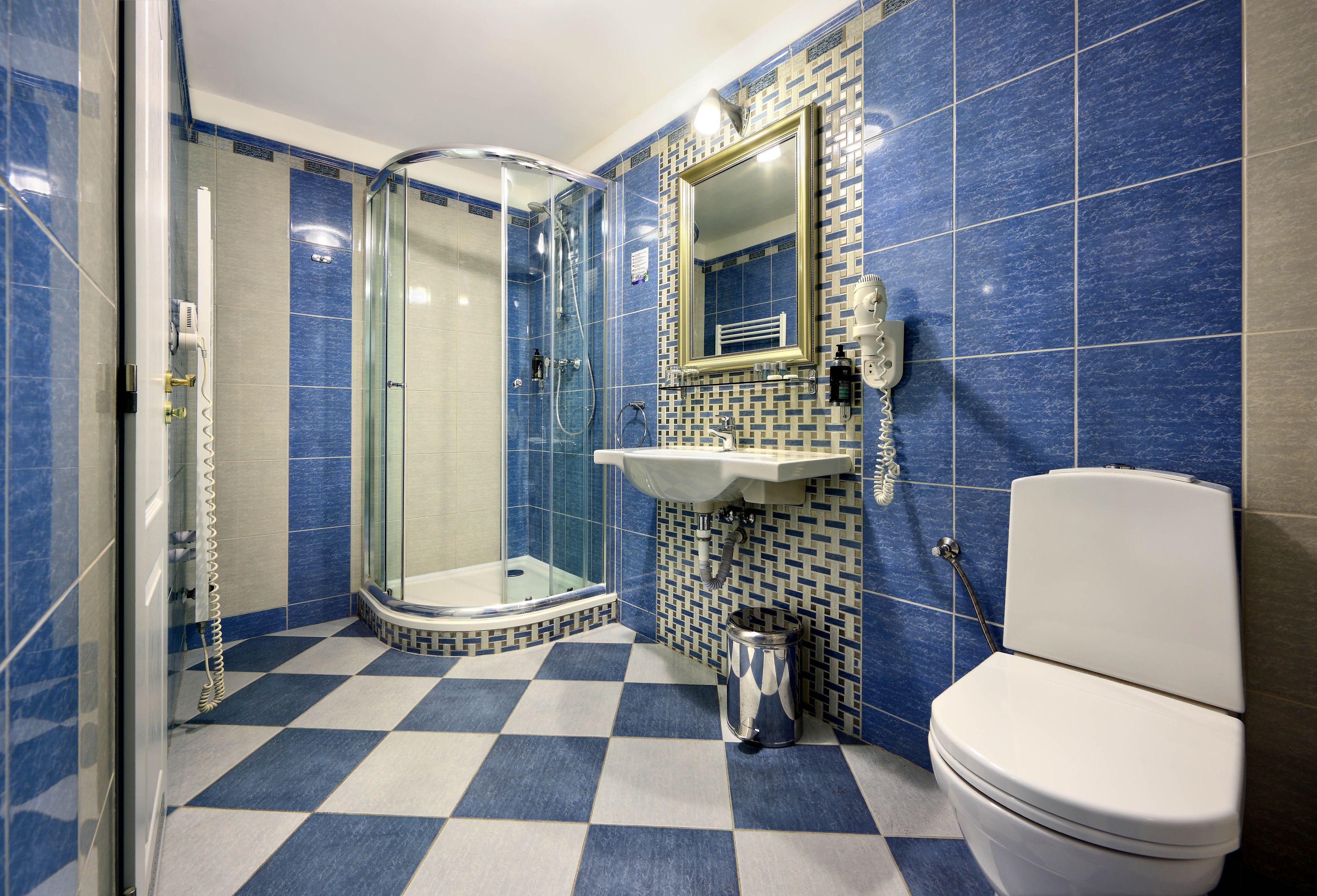 suite, 2 bedrooms | bathroom | free toiletries, hair dryer, towels