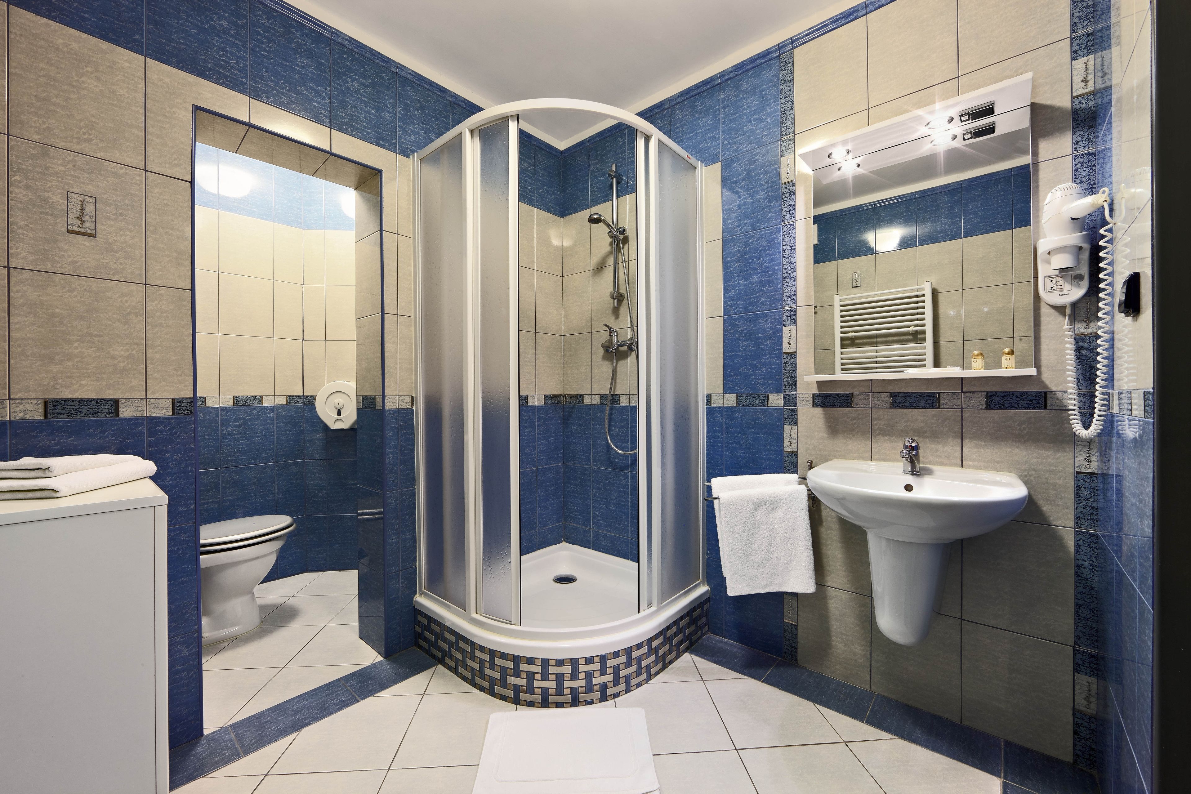 triple room | bathroom | free toiletries, hair dryer, towels