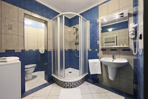 Driepersoonskamer | Badkamer | Gratis toiletartikelen, een haardroger, handdoeken