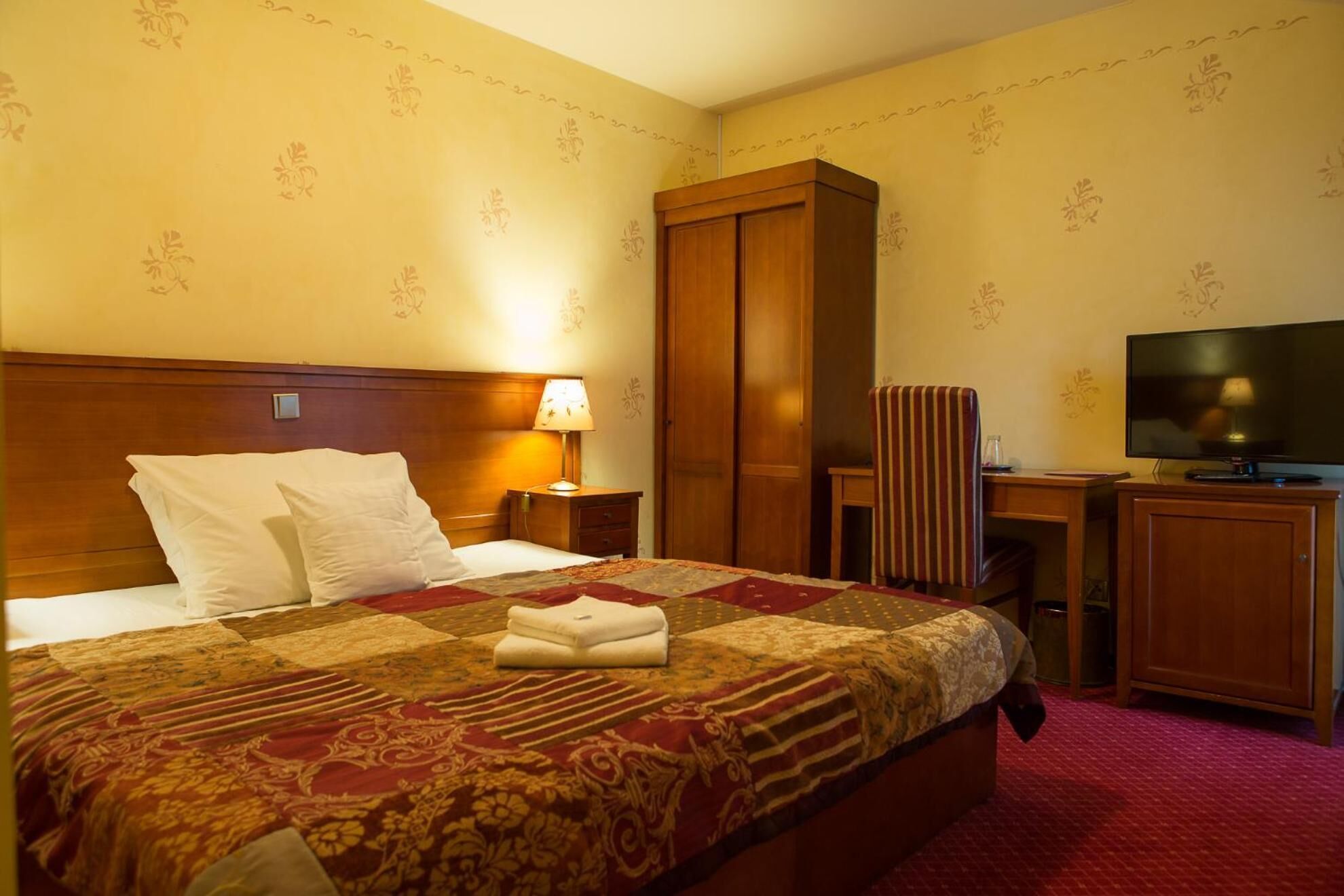 hypo-allergenic bedding, minibar, in-room safe, desk