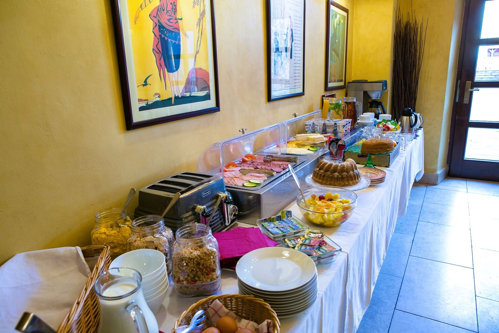 Un buffet proposant divers plats, un grille-pain et une machine à café.