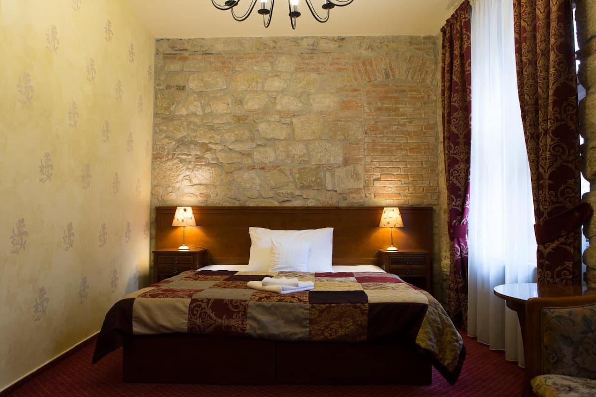 hypo-allergenic bedding, minibar, in-room safe, desk