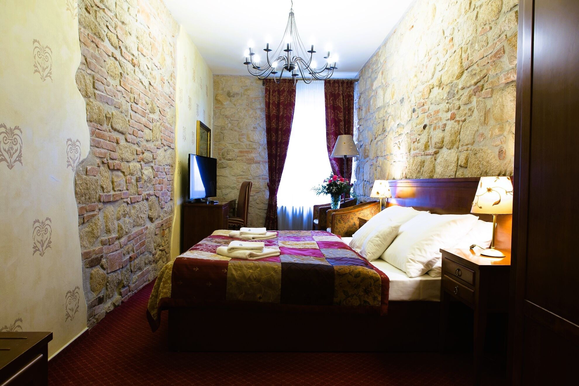 standard double room | hypo-allergenic bedding, minibar, in-room safe, desk