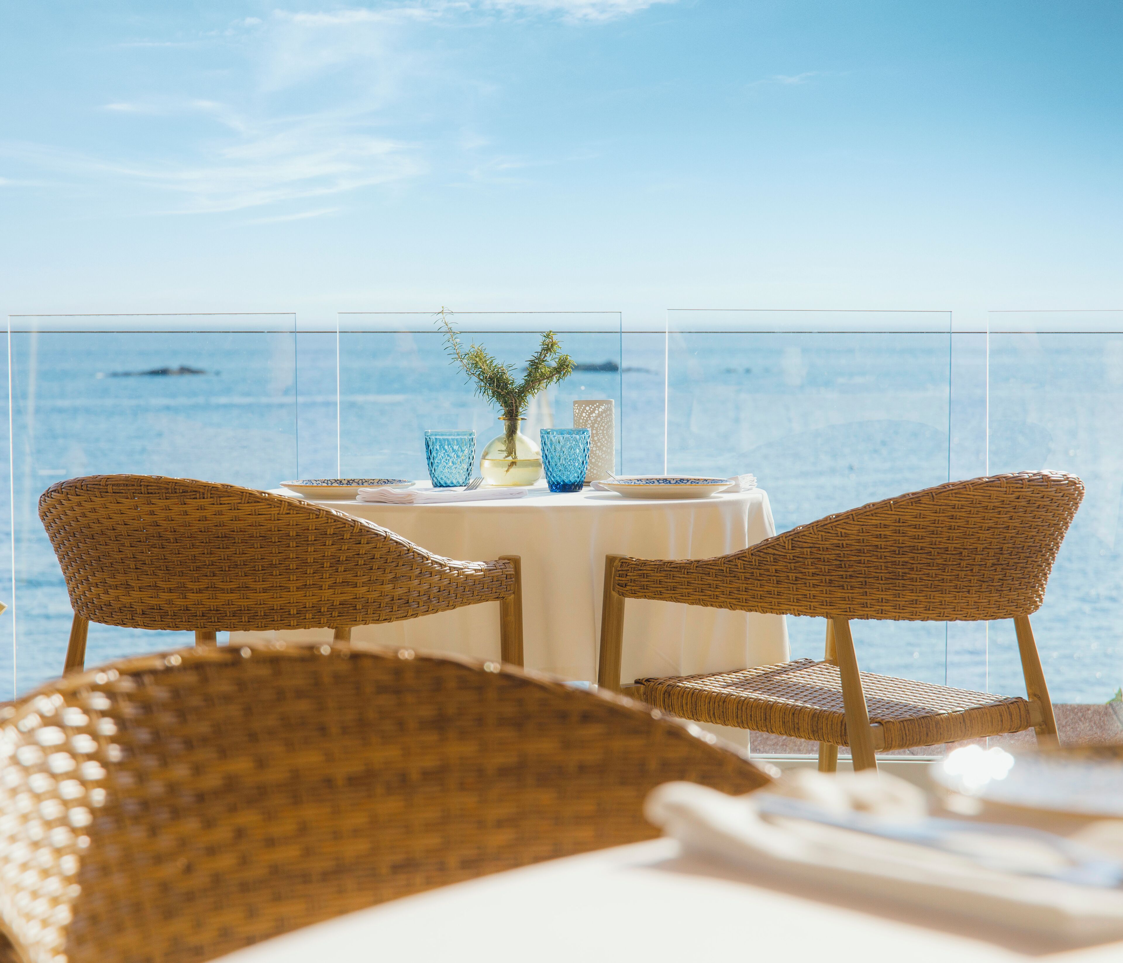 4 restauranter; serverer frokost, aftensmad og middelhavsretter