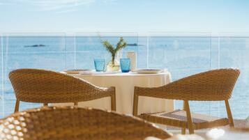 4 restauranter; serverer frokost, aftensmad og middelhavsretter