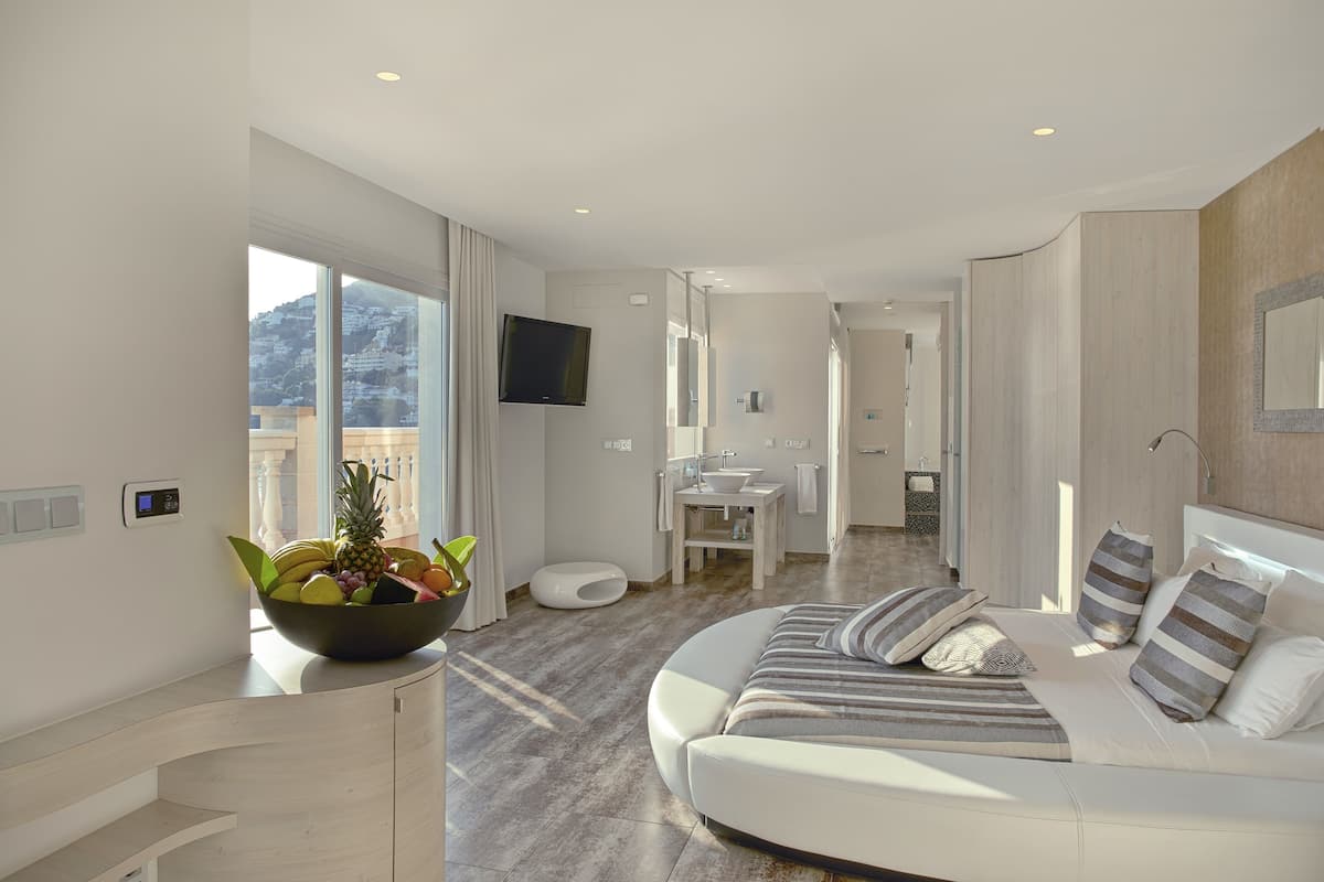 Penthouse, terras, uitzicht op zee | 1 slaapkamer, een minibar, een kluis op de kamer, een bureau