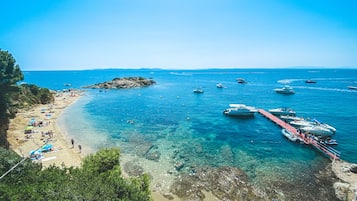 Plage, bar de plage, navigation en bateau à moteur