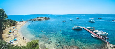 Plage, bar de plage, navigation en bateau à moteur